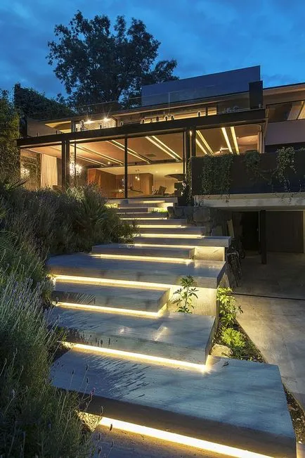 iluminat nocturn arhitectural al fațadei casei privat suburbane, modul de a face în aer liber frumos