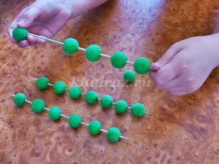 Perle fabricate din papier-mache cu mâinile lor
