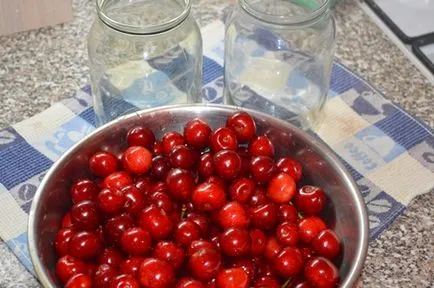 Cherry, konzerv, szirupban téli, sterilizálás nélküli (forró töltés), előállítására, ízletes és