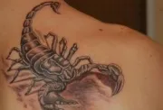 Ce tatuaj - un scorpion pe umăr