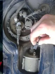 Instrucțiuni pentru înlocuirea filtrului și grila de pe pompa de combustibil hyundai accent, hyundai în limba rusă