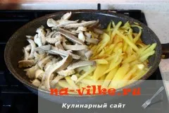 Laskagomba és sült burgonyával egy serpenyőben hagymát - a recept egy fotó