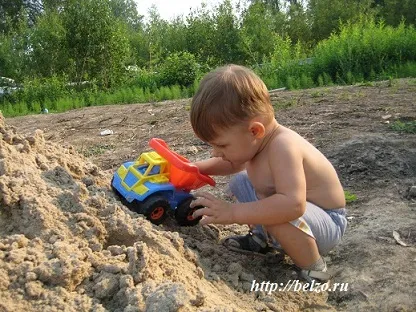 Hogyan kellene a gyerekeket, hogy ne viselkedjenek a homokozóban, a gyermekek fejlesszék magukat