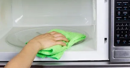 Как да се почисти вътрешността на микровълновата от мазнината