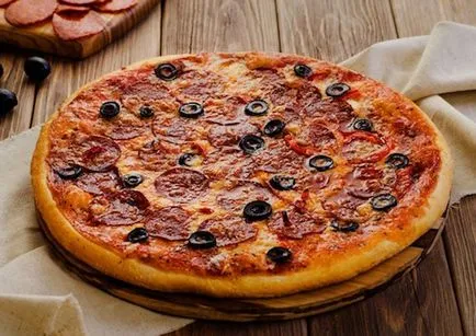 Hogyan kell főzni egy finom, fűszeres szalámis pizza