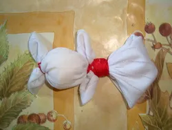 Hogyan készítsünk egy babát Charm Bunny-on-ujj