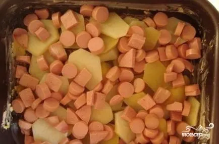 Картофи на фурна с наденица и сирене