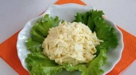 Finom étel saláta olvasztott sajttal
