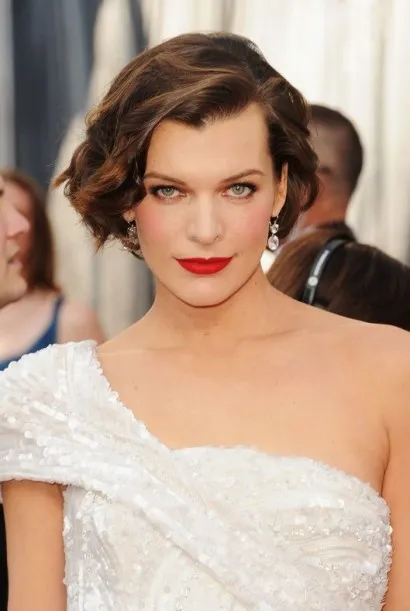 Milla Jovovich și coafura ei pe par de lungime medie tunsori imagini foto și coafuri