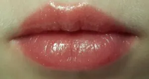 Преглед, преглед на блясък за устни Bourjois серия от Eau де гланц космически