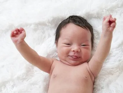 Miért egy alvó gyermek kezét emelte