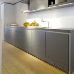 Условия за поставяне на кухненски шкафове за спасяването на комфорт и пространство