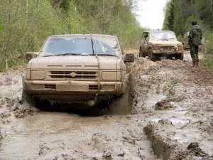 Препоръки как да шофират през калта