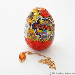 Романтична Kinder Surprise ръцете си