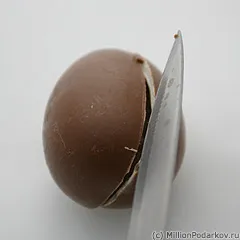 Романтична Kinder Surprise ръцете си