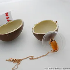 Романтична Kinder Surprise ръцете си