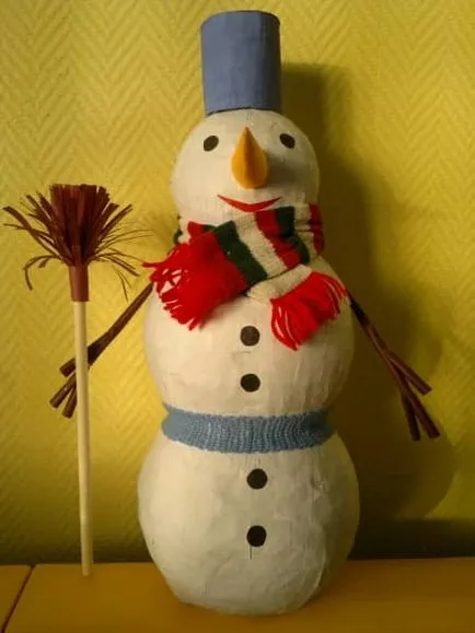 Snowman realizate din papier-mache cu mâinile lor, cum să facă o clasă de master, tehnica de bumbac pastă de hârtie maleabilă