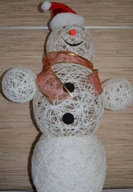 Snowman realizate din papier-mache cu mâinile lor, cum să facă o clasă de master, tehnica de bumbac pastă de hârtie maleabilă