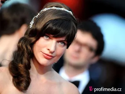 Közepes frizura Milla Jovovich fotó lehetőségek