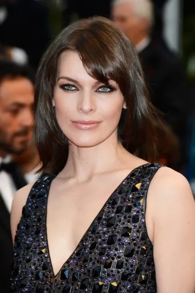 Közepes frizura Milla Jovovich fotó lehetőségek