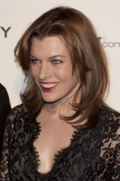 Közepes frizura Milla Jovovich fotó lehetőségek