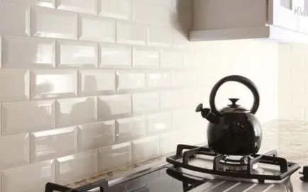 panou de perete sub bara de bucătărie cărămidă în formă de cărămizi albe
