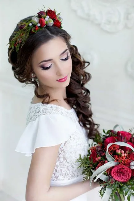 Сватбена прическа, украсена с цветя
