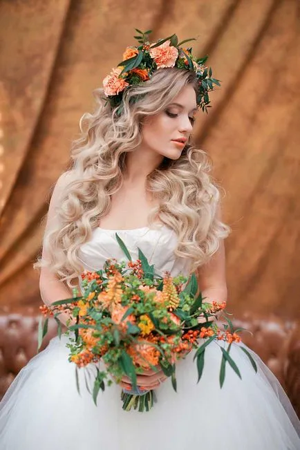 Сватбена прическа, украсена с цветя
