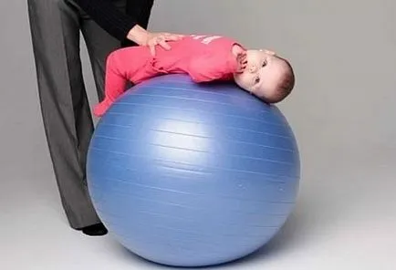 Gyakorlatok a csecsemők a fitball - 10 gyakorlatokat fotók és videó utasításokat