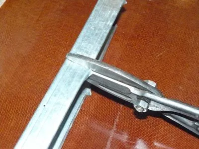 Отваря ремонт тайни - профил нарязани за гипсокартон