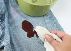 Cum să se spele sângele de pe hainele lui