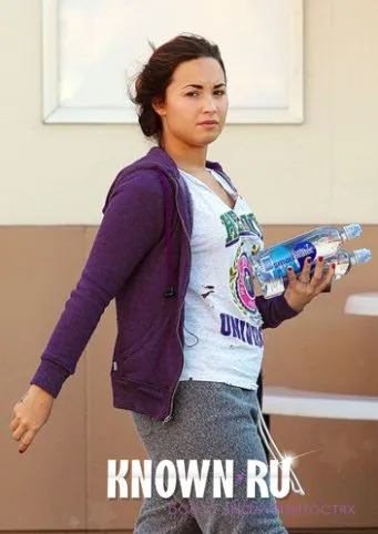 Demi Lovato nu ezită să apară fără machiaj