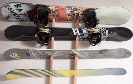 un suport de snow-board este montat pe perete