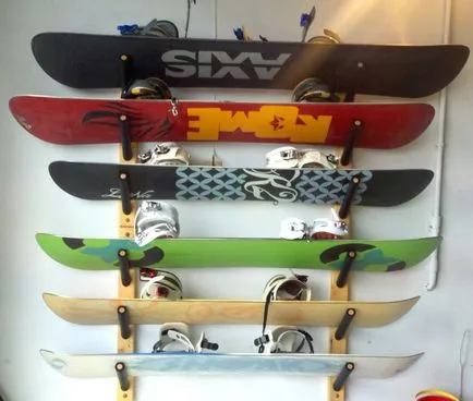 un suport de snow-board este montat pe perete