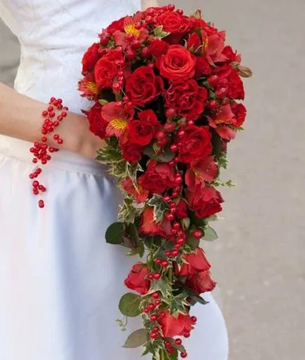 Hogyan lehet vörös esküvői menyasszonyi csokor (10 fotó)