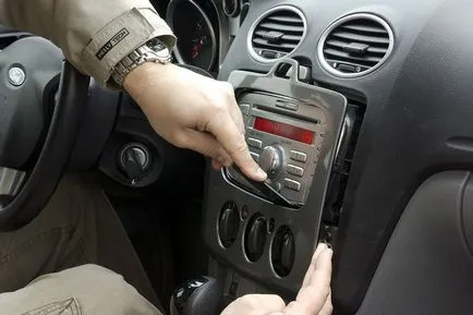 Scoaterea radio în mașină