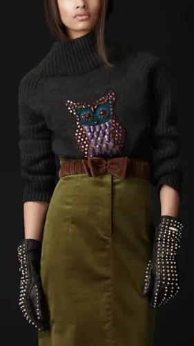 Как да украсят пуловер с ръцете си в снимката на стил Burberry и видео