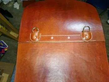 Leather чанта през рамо с ръцете си