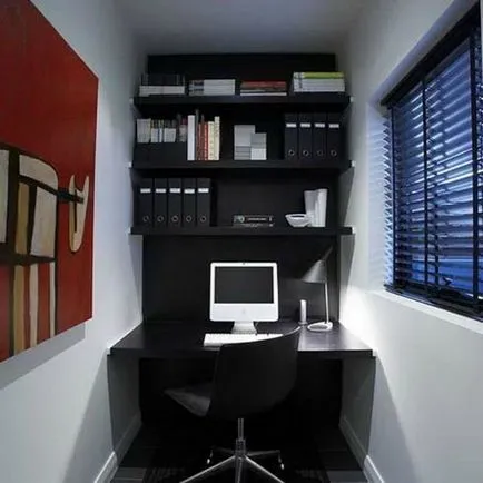 O masă mică pentru fotografie în interiorul calculatorului și ideea de apartamente mici