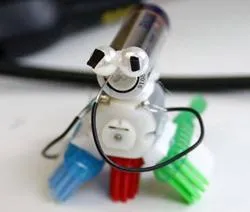 Mini robot cu mâinile lor