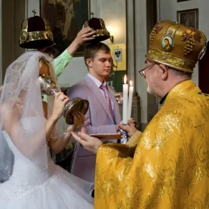Сватбена церемония в църква и развенчаване