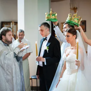 Сватбена церемония в църква и развенчаване