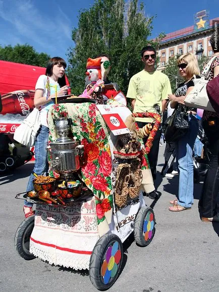 A felvonulás a babakocsit és kerékpárok