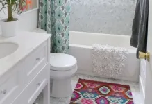 tavan fals în baie cu agățat în baie dulap, foto, cu ventilație lor mâini