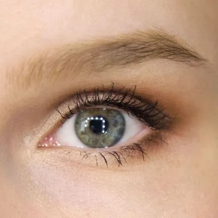 Облекчение техника на грим на очите, като повторение
