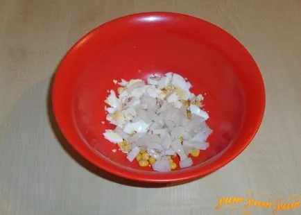 Recept saláta tintahal, kukorica, tojás és uborka