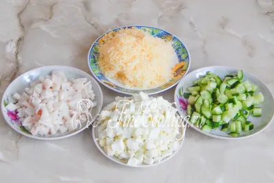 Saláta tintahal, kukorica, uborka - egy recept egy fotó