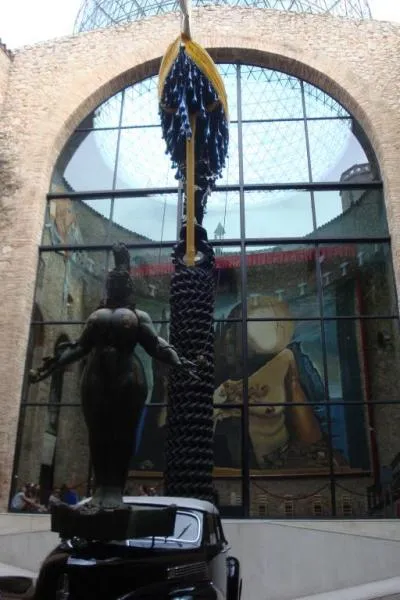 În mod independent, în nordul Catalonia în orașul Figueras (partea 1 Salvador Dali Museum)