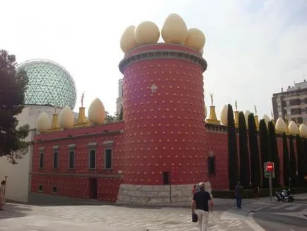 În mod independent, în nordul Catalonia în orașul Figueras (partea 1 Salvador Dali Museum)