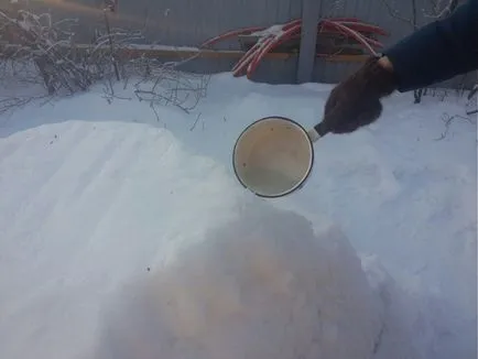 Съвети за това как да се направи една купчина сняг в Тюмен с ръцете си и как да го запълни